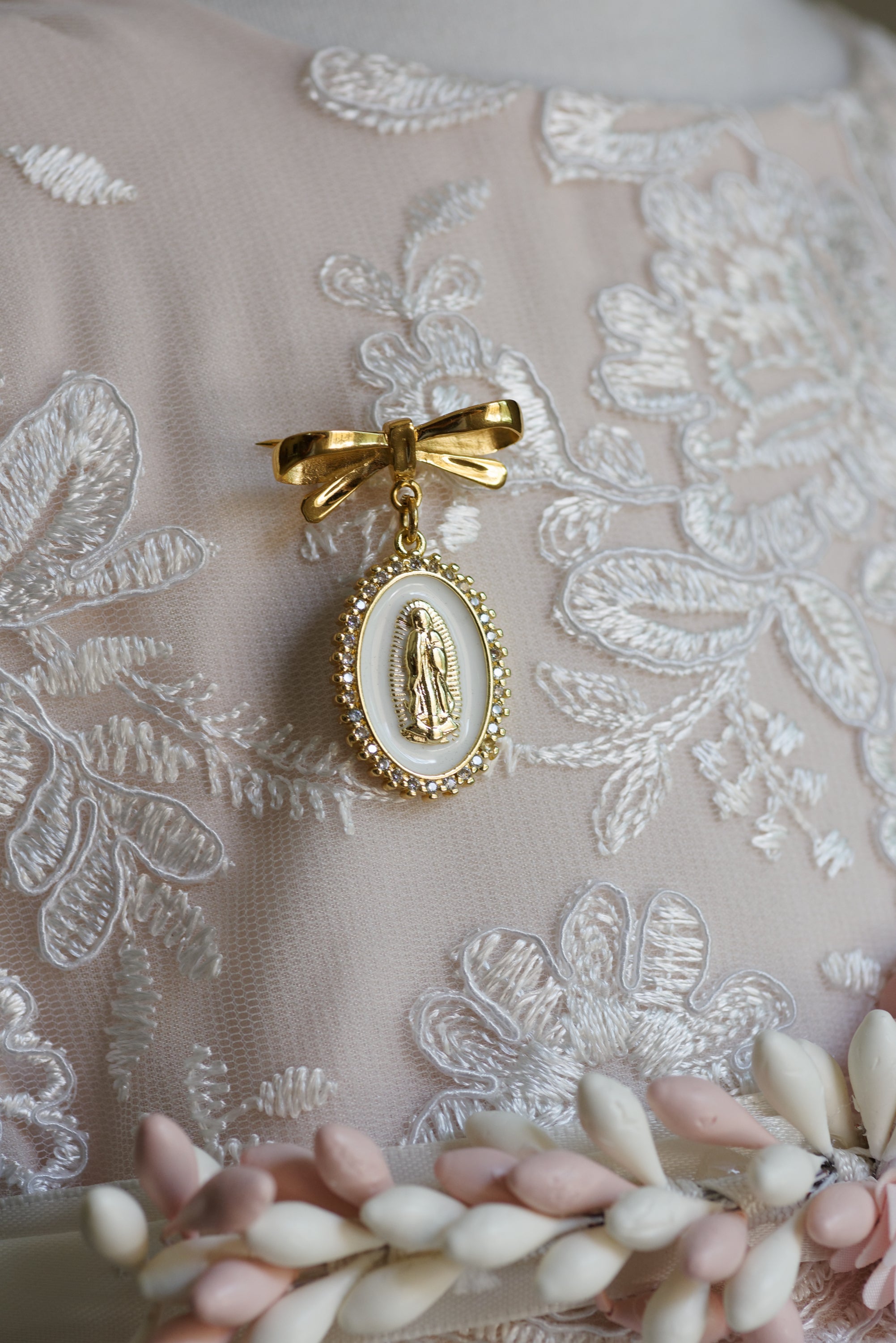Virgin Mary Medal Pin G045 Bulk of 10 (10 units) Virgin Mary Medal Pin G045 Bulk of 10 (10 units)