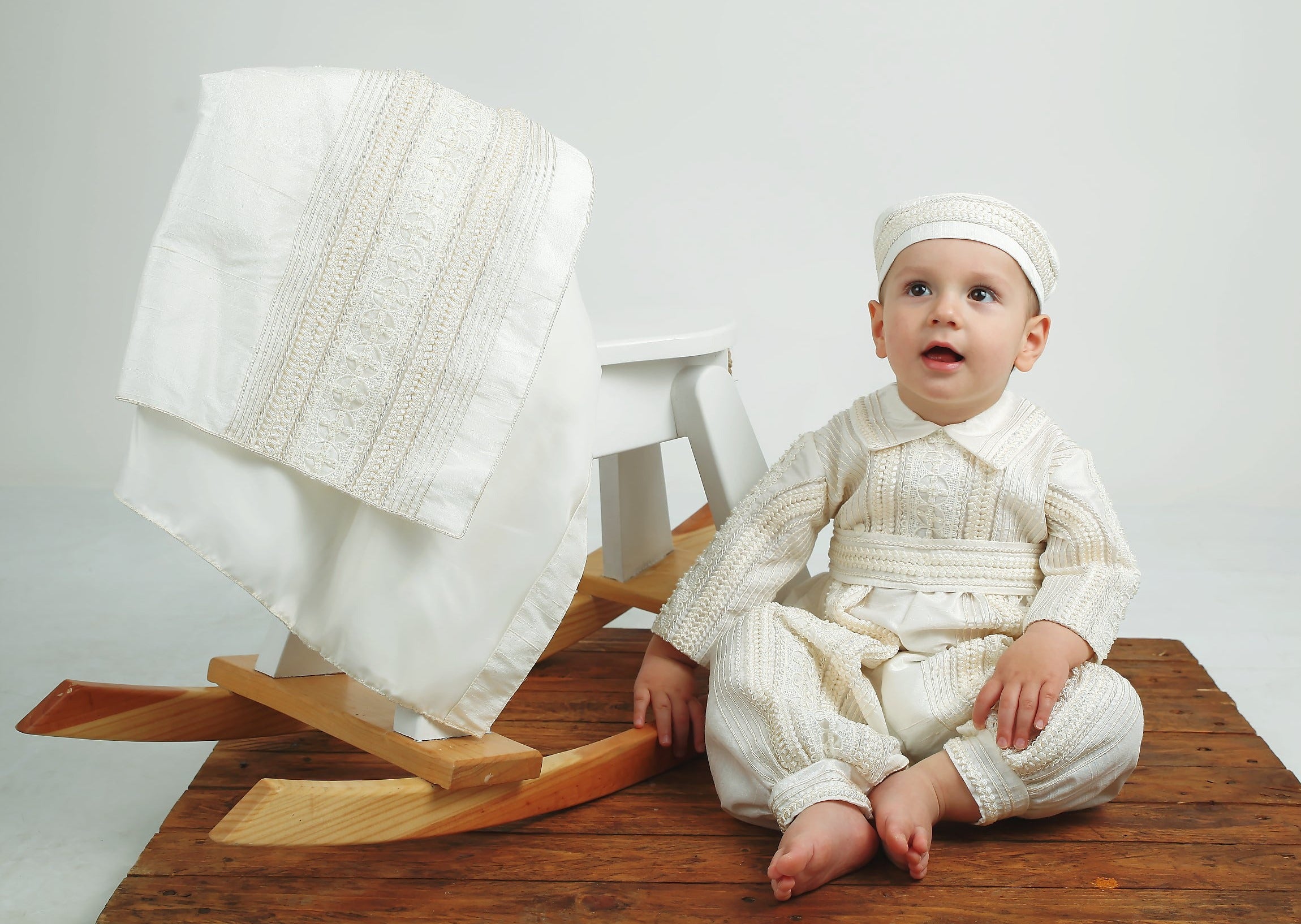 ropon para niño color marfil hecho en fina seda modelo B017 burbvus