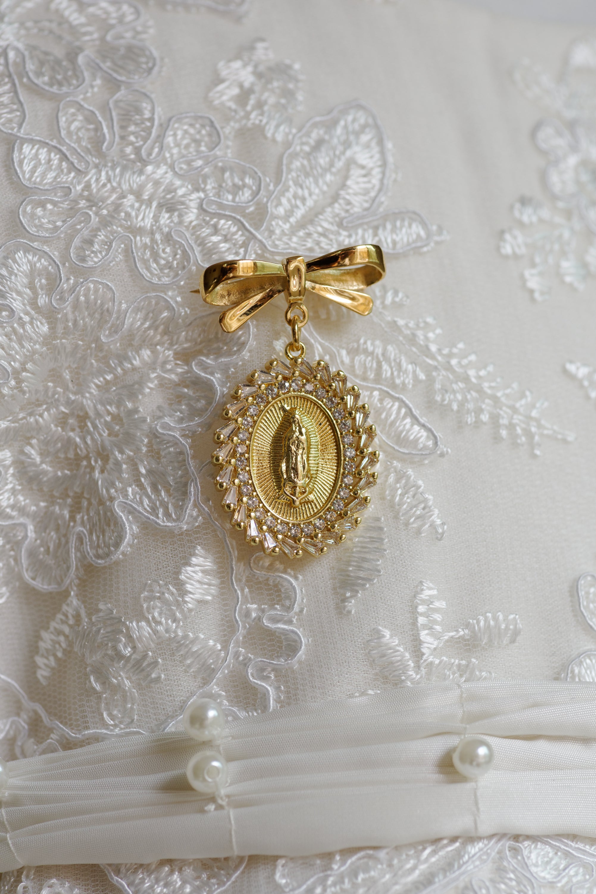 Virgin Mary Medal Pin G049