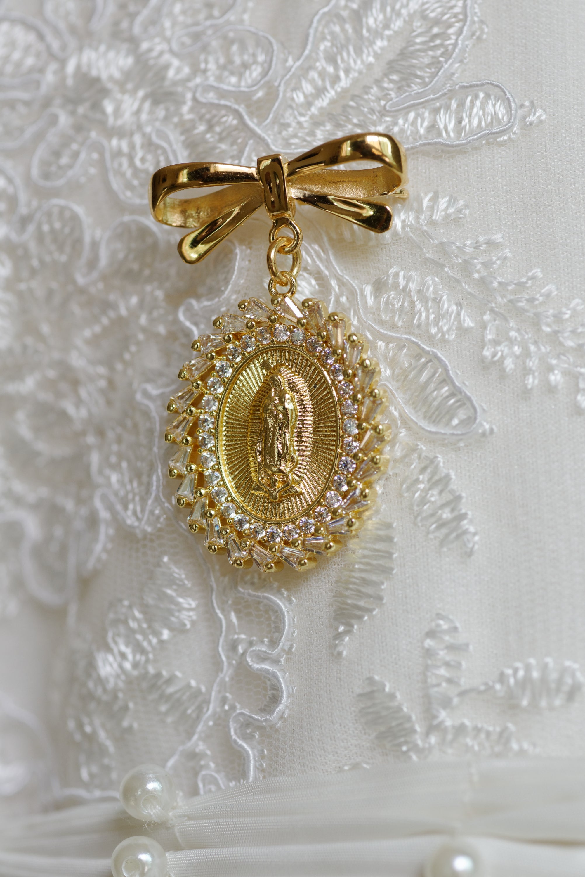 Virgin Mary Medal Pin G049