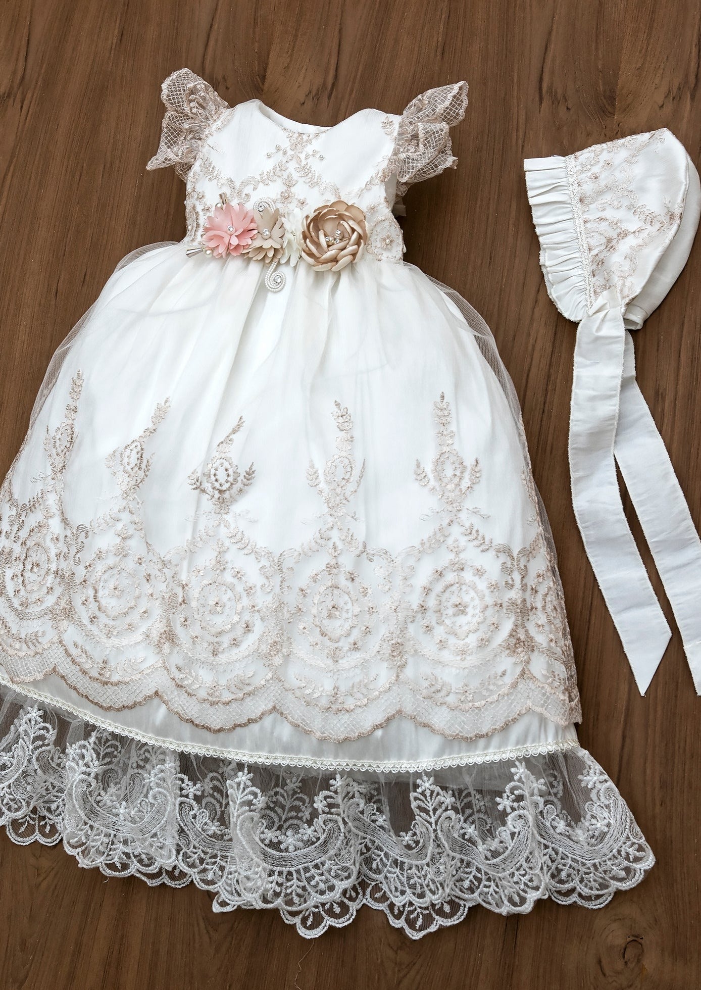 Burbvus Dress G026 Matching bonnet, as well as a Keepsake garment bag and hanger are included. 